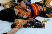 【個人撮影】和服コスプレした娘をベッドで目隠し拘束！ローターで乳首愛撫される娘の反応がリアルでエロい