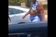トップレスで歩いているホームレス女性のおっぱいをしゃぶるｗｗｗ