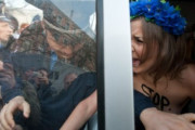 【画像】デモ中におっぱい丸出しにして女性の権利を訴えたロシアまんさん、無事レイプされるｗｗｗｗ