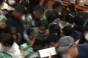 【悲報】東京さん、マスク欲しさにとんでもない三密を作ってしまう…