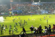 【動画あり】インドネシアのサッカー場で127人死亡…試合後の暴動で警察官が地元サポーターに催涙弾…映像がヤバすぎる
