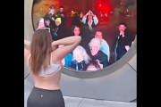 ニューヨークのバスターミナルで待っている人達におっぱいを見せた女性ｗｗｗ