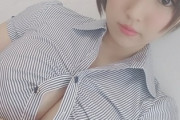 巨乳の女の子、おっぱいが大きすぎてボタンが弾けそう