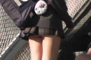 【画像】ミニスカすぎて尻肉見えてる女子高生ｗ
