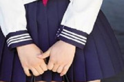 爆乳美人JK、クラスメイトの男子の前で制服めくってどちゃエロいブラを見せつけてしまう【即消す】