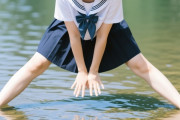 【画像】平成のテレビ「女の子にJKコスプレさせて開脚パンモロ大サービス…っとw」