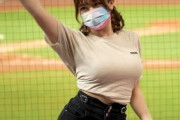 【画像】チアガールさん、とんでもない乳を見せつけてしまうｗｗｗｗｗｗｗ