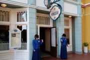 【悲報】ディズニーランド、家族4人の昼飯で一線を超える