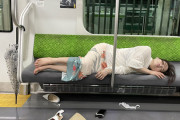 【画像】まんさん、泥酔して電車で寝てしまう
