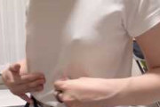 【個人撮影】Tシャツ越しやTシャツ脱いで勃起した乳首をカメラに見せちゃうお姉さんの投稿映像がこちら！