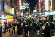【画像】 渋谷センター街、白黒黄色入り乱れてみんな楽しく”路上飲み”　これもう世界平和だろ