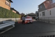 【悲報】ドライバーさん、車から降りてきた喧嘩腰の相手に制裁を加える