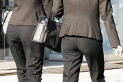 【画像あり】街で撮られたスーツ姿のOLがエロ過ぎると話題にｗｗｗｗ