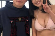 【画像】堀江貴文さん、爆乳女子とのツーショットでご満悦