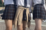 【画像】最近のJKさん、ルーズソックスが流行ってしまう