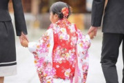 【画像】ママさん、子供の七五三でマンスジ丸出しの服で写真を撮ってしまう