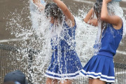 【画像】暑すぎて水浴びするチアガールが撮られてしまうｗｗｗ