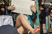 【画像】アメリカのコスプレイヤーさん、イベントでフレッシュJuice=Juiceを15ドルで販売して大盛況wwwwwwwwwwwwwwww