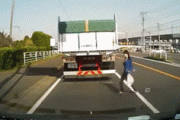 【GIF】女さん「車向かってきてるけど轢かれないっしょ、だって私女やし」
