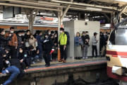 【悲報】撮り鉄、撮影中に一般人をホームに突き落とし電車を止めてしまう