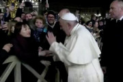 アジア人「キャー　ローマ教皇よ！！」ローマ教皇「うるせえ！！」→平手打ちし非難轟々…