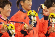 【動画】女子選手、市長に金メダルを齧られるｗｗｗ