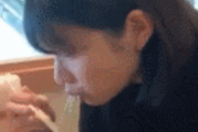 【GIF】女さん、空腹のあまりとんでもないラーメンの食い方をする