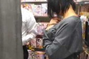 【個人撮影】アダルトショップで他人の男に奥さんのマ●コを見せたり触らせたりする素人夫婦寝取られ投稿映像