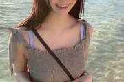 【画像】女の子が浜辺を歩く時スカートまくりあげるときの仕草がエロすぎるｗｗｗ