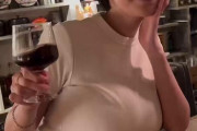 【画像】お〇ぱいを机に乗せてワイン飲む美女ｗｗｗｗｗｗｗｗ