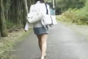 野外で襲われてしまうスレンダー美脚の空手家女子大生！容赦の無い輪姦レイプでザーメン中出し