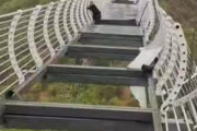 【やっぱり】中国名物ガラスの吊り橋が崩壊し100mの高さに観光客が一人で取り残される