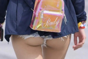 【画像】こういうハミケツ&お尻がぴちっとした服装の女が居たら凝視しちゃうよなｗｗ