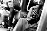【画像】超人気セクシー女優でも電車通勤かよｗｗｗｗｗ