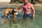 【画像】男ならこれくらいの犬と筋肉は欲しいよな？？？？