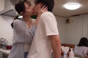 彼女の目を離すと即濃厚接吻。大胆お姉さんとこっそりベロキス性交 村上悠華