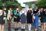 【画像】結婚式に呼ばれた女さん達の中に普通の服の奴混ざる