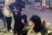 【動画】まんさん同士の喧嘩、激しすぎておっぱいはみ出wwwwwwwwww