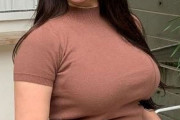 街中にいる爆乳ニット女wwww