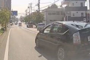 ◆【栃木】このプリウスにピンと来たら110番、足利市の県道67号で追突逃げされてしまう車載。