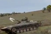 【動画】ロシア兵さん、主砲に白旗くくりつけて歩兵戦闘車ごと投降してしまう………