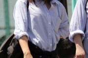 【画像】「あっついなぁ」って制服をパタパタするJKの無防備な胸元wwwwwwww