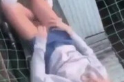◆【悲報】まんさん、パンツが見えている事に気づいた一瞬が運命を分け死亡・・・（動画あり）