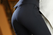【画像】スーツがピチピチすぎてお尻に下着のラインが出ちゃってるOLさん・・・・ｗ