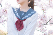 【画像】JKボーイッシュ美少女、桜の前で決めポーズｗｗｗｗ