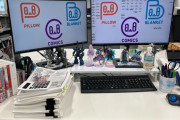 【画像】DLsite社員のPCデスク周り、やばすぎるｗｗｗｗｗｗｗｗｗｗｗｗｗｗｗｗｗｗｗｗｗｗ