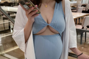 【画像】巨乳妊婦さん、ドスケベすぎる格好で外出してしまうｗｗｗｗｗｗ