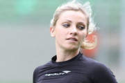 【悲報】サッカーの美人審判、おっぱいをぶるんぶるん揺らしてしまうｗｗｗｗ(動画あり)