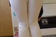 【画像】40過ぎてピチピチのスボン履いてパン線丸見えのお姉さん
