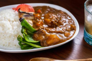 【画像】 女性「男性が一番好きなのはカレーです。カレーを食べて夏を乗り切ろう！」